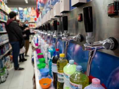 Entrando troviamo subito alla nostra destra una lunga fila di dispenser...
